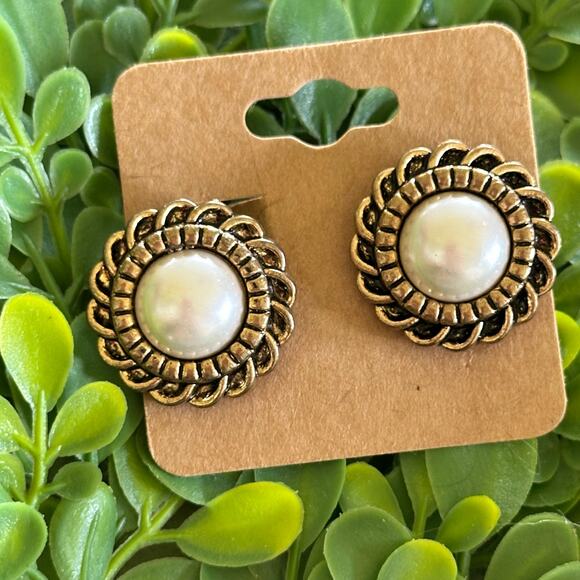 BOGO FREE VTG CLIP ON 3/4” statement earrings - Picture 1 of 4